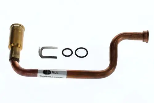 Kupferrohr mit einem gebogenen Ende, einer goldfarbenen Verbindung und zwei O-Ringen. Teil der Bosch-Bypass-Installation, geliefert mit einer Halterung.